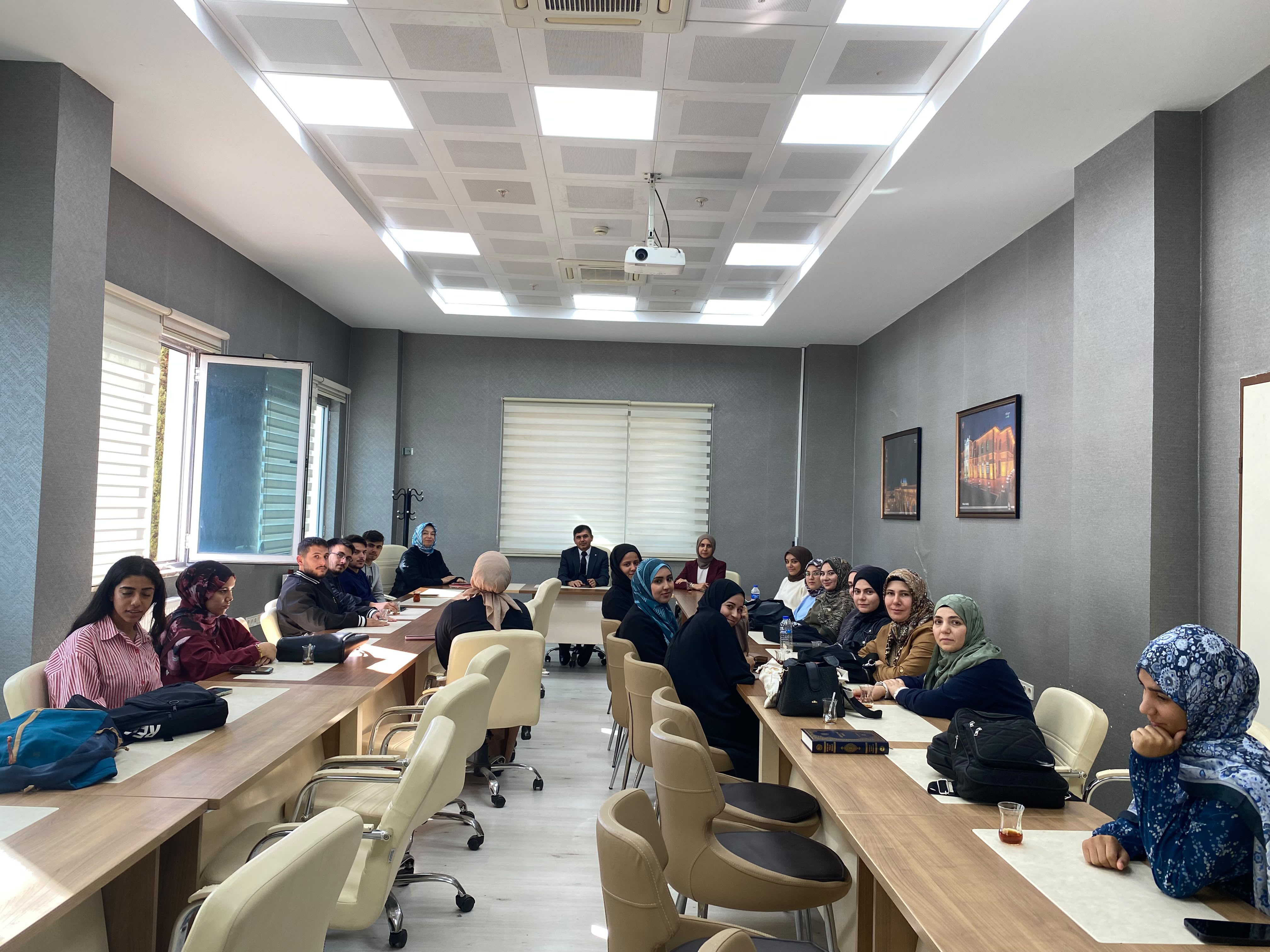 Fakültemiz Dekan Yardımcısı Doç. Dr. Üzeyir Köse, Hazırlık C Şubesi Öğrencileriyle Bir Araya Geldi